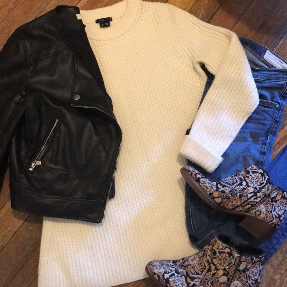 SALE 🎉🎉Theory sweater!